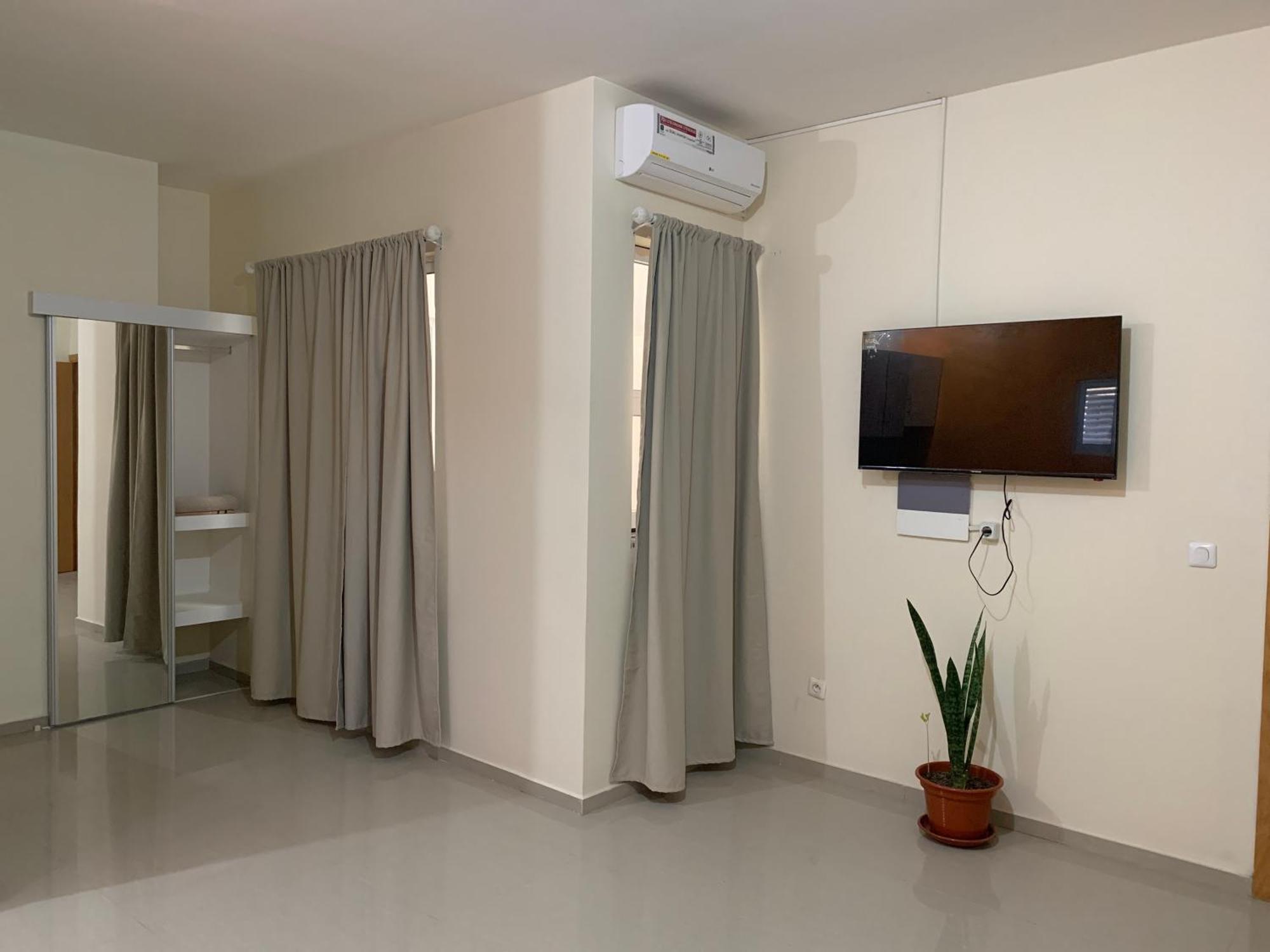 J Martins Apart Hotel Tarrafal  Exterior photo